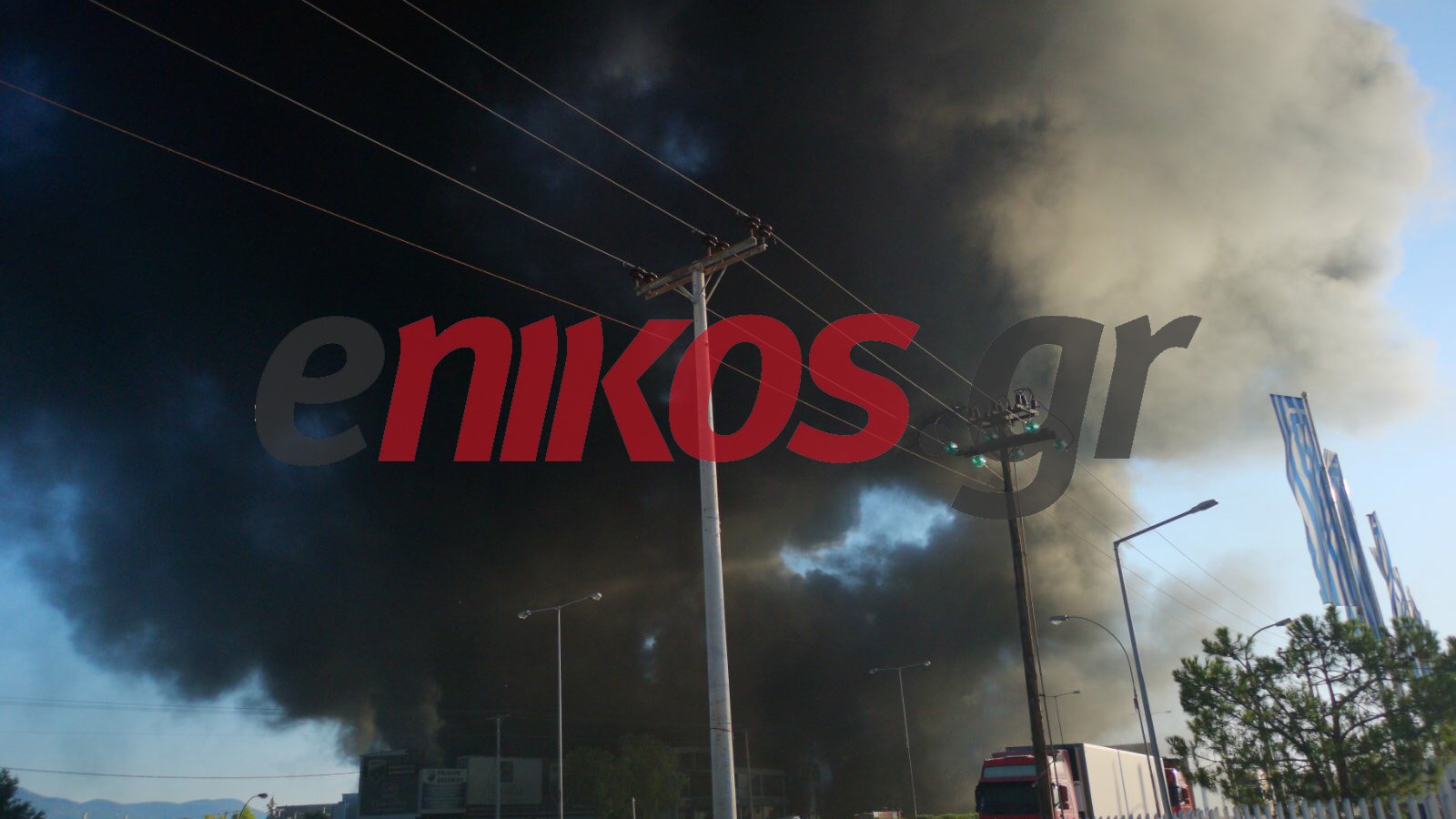 Μεταμόρφωση: Μαίνεται η φωτιά στο εργοστάσιο – Μαύροι καπνοί “σκέπασαν” τον Αττικό ουρανό – ΒΙΝΤΕΟ