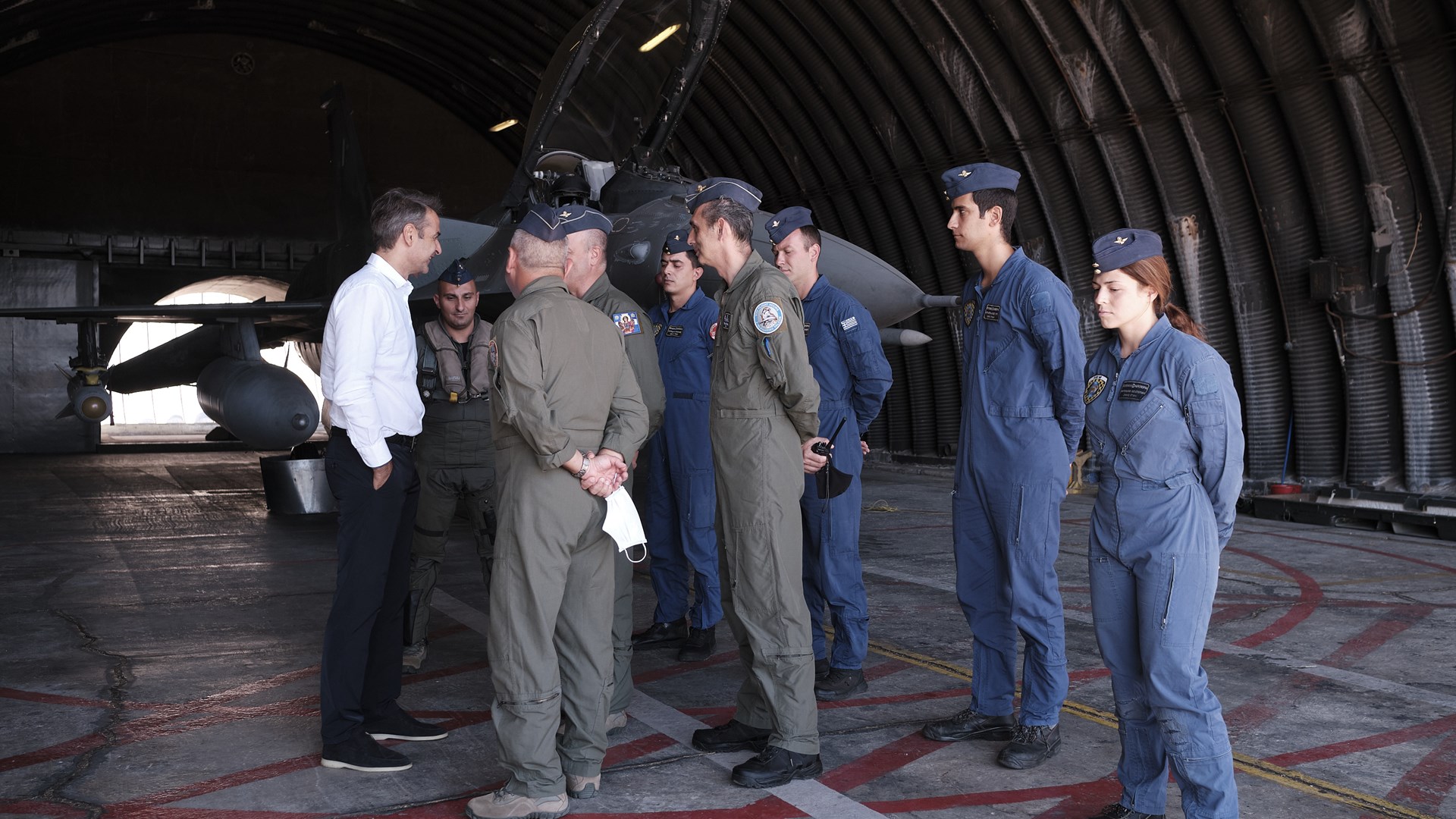 Ο Κυριάκος Μητσοτάκης στην 115 Πτέρυγα Μάχης – Τι συζήτησε με πιλότους και προσωπικό – ΦΩΤΟ