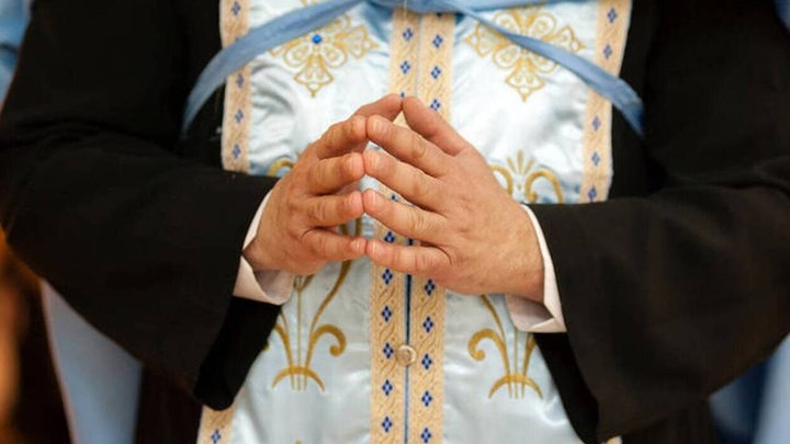 Κάλυμνος-Κορονοϊός: Χειροπέδες σε παπά που καλούσε τους πιστούς σε “αντάρτικο” για τις μάσκες