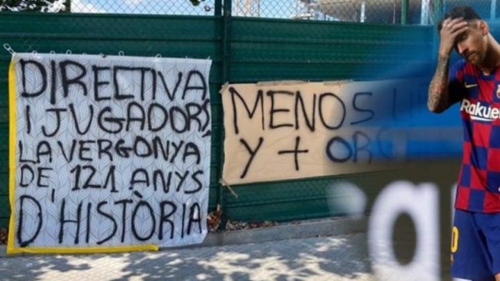 Καζάνι που βράζει η Μπαρτσελόνα: Πανό οπαδών στο «Καμπ Νου» – «Έξω οι μισθοφόροι» – ΦΩΤΟ