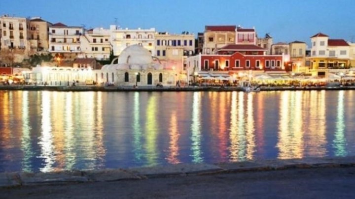 Χανιά: Κλείνουν τα μαγαζιά τα μεσάνυχτα και παίζουν τον “Ήλιο” του ΠΑΣΟΚ – ΒΙΝΤΕΟ