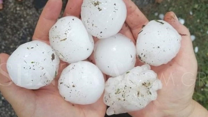 Καστοριά: Έπεσε χαλάζι σε σχήμα αυγού – Μεγάλες ζημιές σε αυτοκίνητα, σπίτια και καλλιέργειες – ΒΙΝΤΕΟ