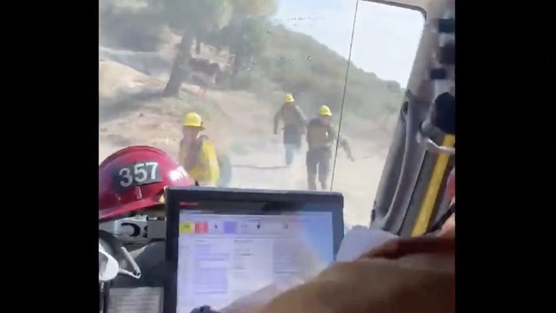 Viral: Εξαγριωμένος ταύρος κυνηγάει πυροσβέστες – ΒΙΝΤΕΟ