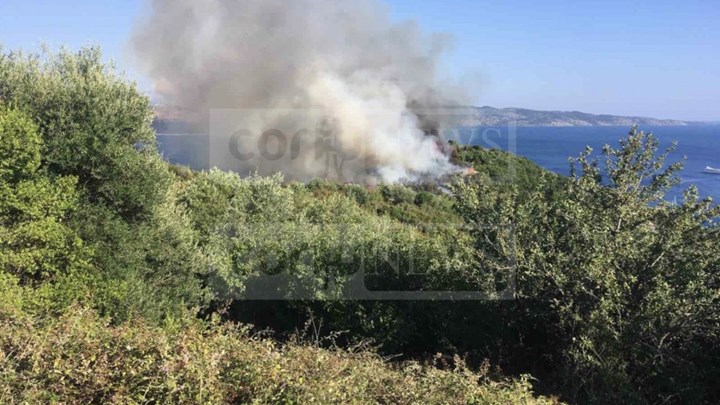 Κέρκυρα: Σε εξέλιξη η μεγάλη πυρκαγιά στον Άγιο Στέφανο – Οι λουόμενοι φοβούνται να μετακινηθούν