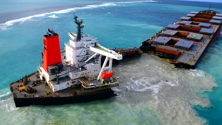 Τεράστια οικολογική καταστροφή στον Μαυρίκιο: Κόπηκε στα δύο το τάνκερ – Στη θάλασσα 1.000 τόνοι καυσίμων