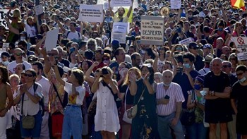 Κορονοϊός – Ισπανία: Εκατοντάδες διαδηλωτές στους δρόμους της Μαδρίτης κατά της χρήσης μάσκας – ΒΙΝΤΕΟ