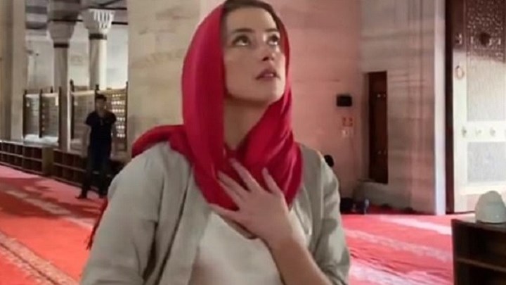 Άμπερ Χερντ: Σάλος με την εμφάνισή της μέσα σε τζαμί στην Κωνσταντινούπολη -ΦΩΤΟ-ΒΙΝΤΕΟ