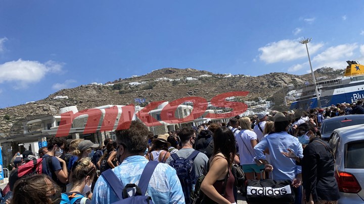 Κορονοϊός: Χωρίς αποστάσεις συνωστίζονται οι επιβάτες στο λιμάνι της Μυκόνου- ΦΩΤΟ αναγνώστη