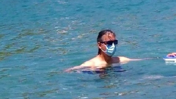 Κορονοϊός-Κεφαλονιά: Έκανε μπάνιο στη θάλασσα με… χειρουργική μάσκα – ΦΩΤΟ