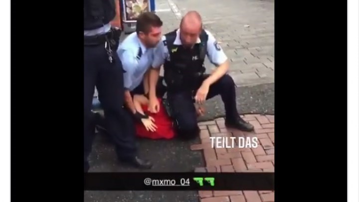Σάλος στη Γερμανία: Βίντεο δείχνει αστυνομικό να γονατίζει στον λαιμό ανηλίκου