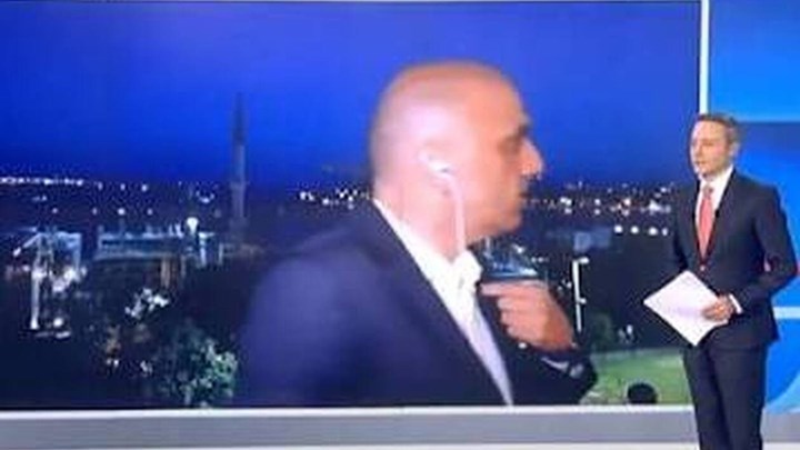 Δημοσιογράφος του ΣΚΑΪ δέχτηκε παρενόχληση από Τούρκους σε απευθείας σύνδεση – ΒΙΝΤΕΟ