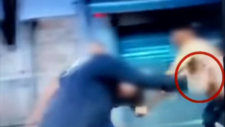 Κρήτη: ΒΙΝΤΕΟ-ντοκουμέντο δείχνει 24χρονο Γάλλο να καρφώνει με μπουκάλι ομοεθνή του