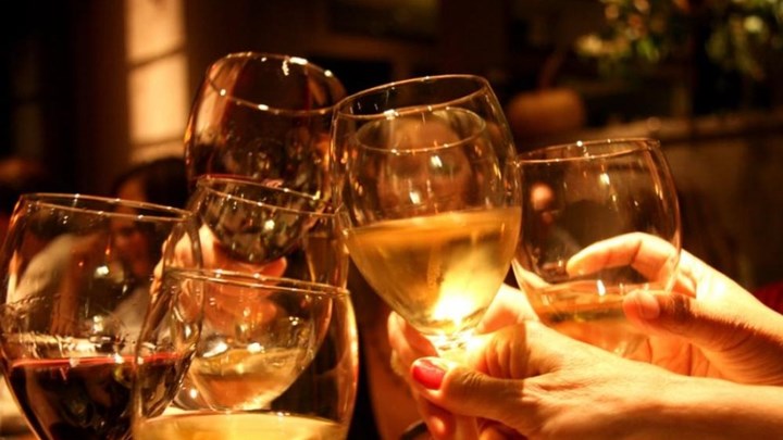 Βόλος: Γλέντι αρραβώνα με 150 καλεσμένους – Πετούσαν μπουκάλια και πέτρες στους αστυνομικούς