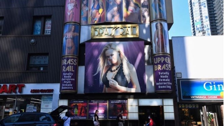 Κορονοϊός: Στρίπερ βρέθηκε θετική στον ιό – Είχε έρθει σε επαφή με 550 πελάτες