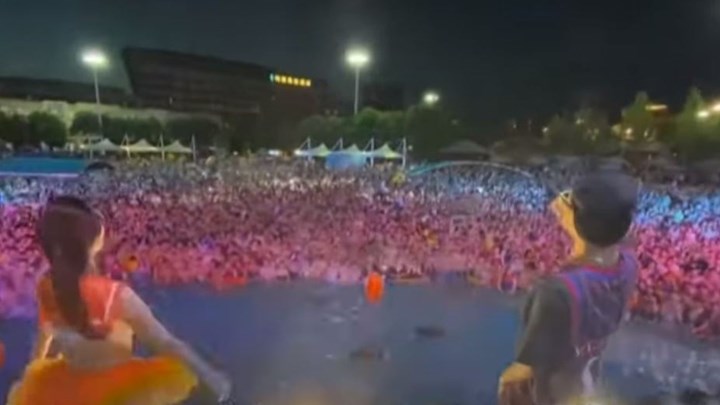 Το “έκαψαν” στη Γουχάν: Χιλιάδες κόσμου σε φεστιβάλ ηλεκτρονικής μουσικής