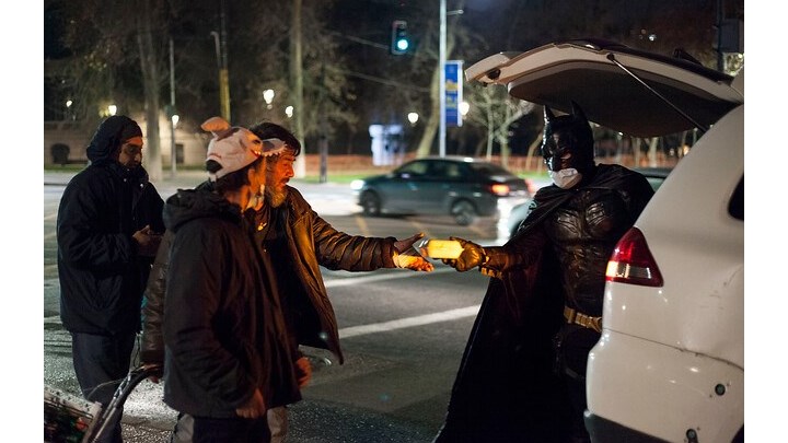 Χιλή: Ο Μπάτμαν μοιράζει φαγητό σε άστεγους στους δρόμους του Σαντιάγο – ΒΙΝΤΕΟ