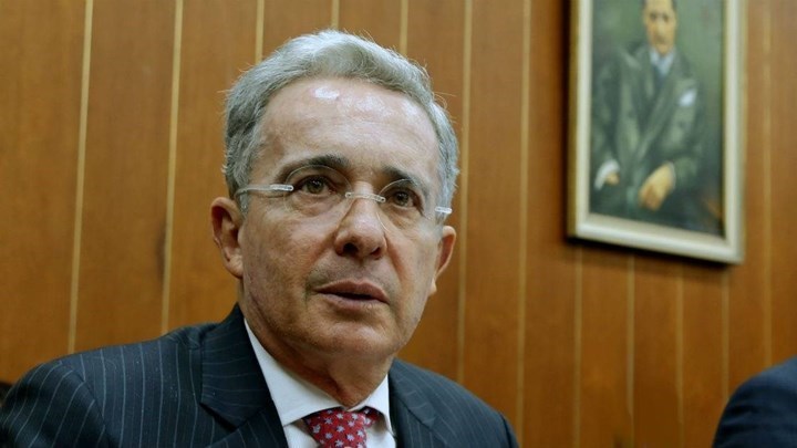 Κολομβία: Υπό περιορισμό κατ’ οίκον ο πρώην πρόεδρος της χώρας παραιτείται από τη Γερουσία