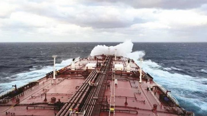 Φωτιά σε ελληνικό πλοίο που πλέει στην Αραβική Θάλασσα