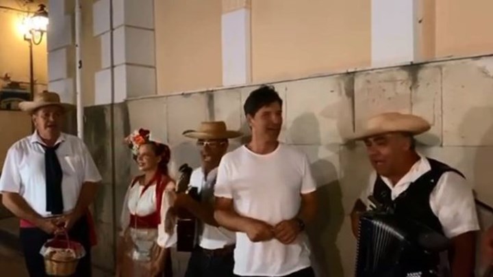 Σάκης Ρουβάς: Τραγουδά με τους τροβαδούρους της Κέρκυρας στα καντούνια και γίνεται χαμός – ΒΙΝΤΕΟ