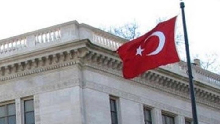 Δύο συλλήψεις για την επίθεση με μπογιές στην τουρκική πρεσβεία