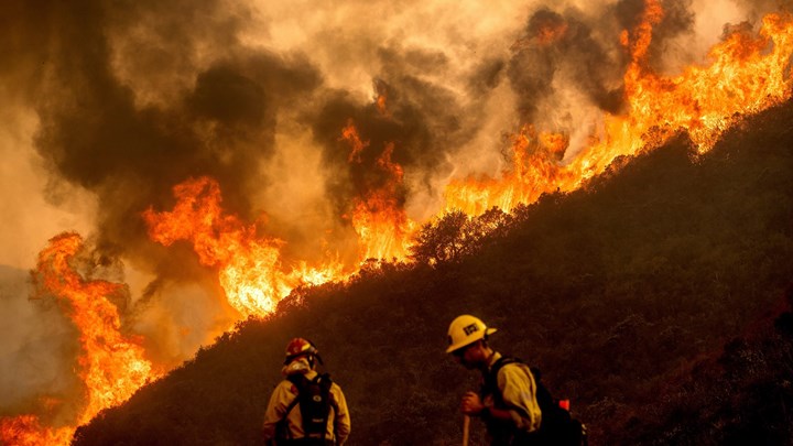 Σε κατάσταση έκτακτης ανάγκης η Καλιφόρνια: Χιλιάδες σπίτια χωρίς ρεύμα λόγω των πυρκαγιών – ΒΙΝΤΕΟ