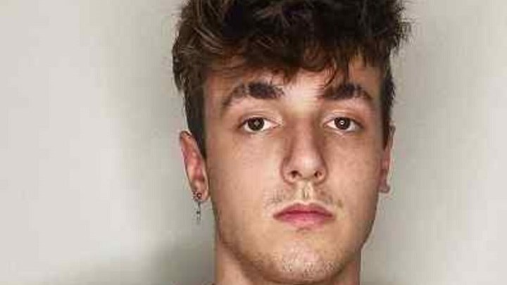 “Μπλακ άουτ” στο σπίτι σταρ του TikTok μετά τα έξαλλα πάρτι – Παραβίασε τα μέτρα για τον κορονοϊό