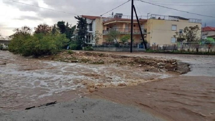 Θάσος: Πλημμύρες και ζημιές από την κακοκαιρία – Δρόμοι ποτάμια και εγκλωβισμένοι οδηγοί
