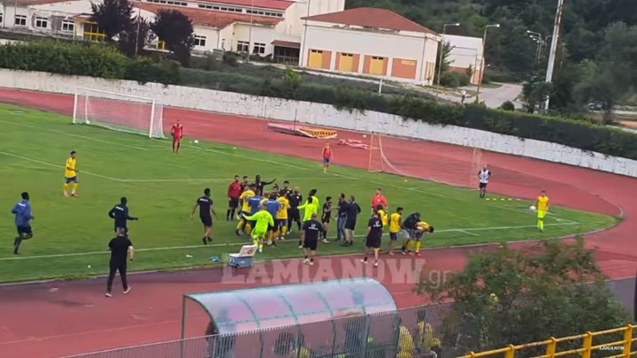 “Άναψαν” τα αίματα στο φιλικό Λαμία – Παναιτωλικός – Ποδοσφαιριστές πιάστηκαν στα χέρια – ΒΙΝΤΕΟ