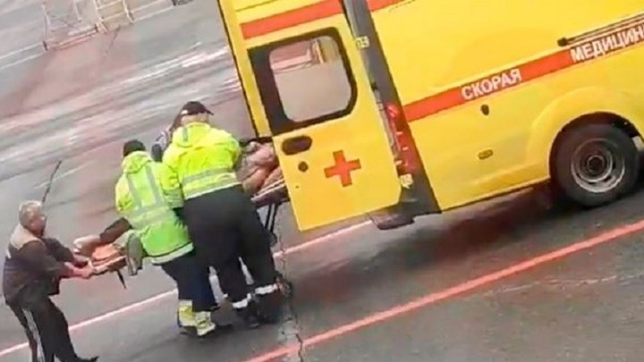 Αλεξέι Ναβάλνι: Σφαδάζει από πόνο μετά τη δηλητηρίαση – Εικόνες από τη μεταφορά στο νοσοκομείο