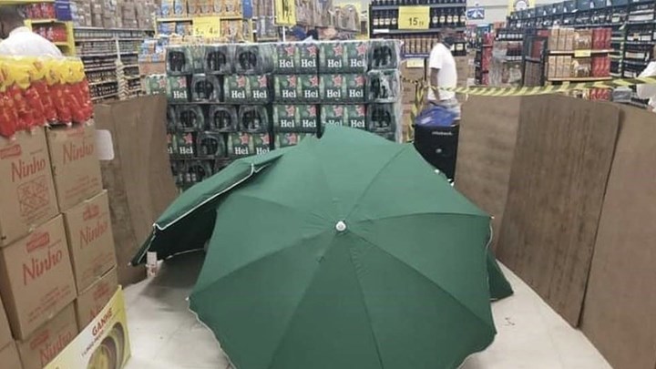 Βραζιλία: Πέθανε σε σουπερμάρκετ και τον σκέπασαν με ομπρέλες