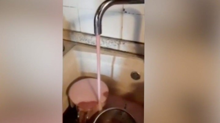 Οι βρύσες των σπιτιών δεν έβγαζαν νερό αλλά… κρασί – Άφωνοι οι κάτοικοι του χωριού – ΒΙΝΤΕΟ