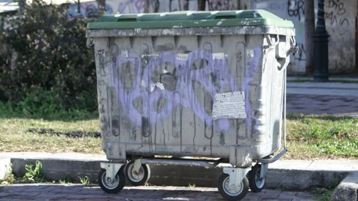 Κρήτη: Είχαν κρύψει 25.000 ευρώ σε παλιά ρούχα και τα πέταξε η… γιαγιά