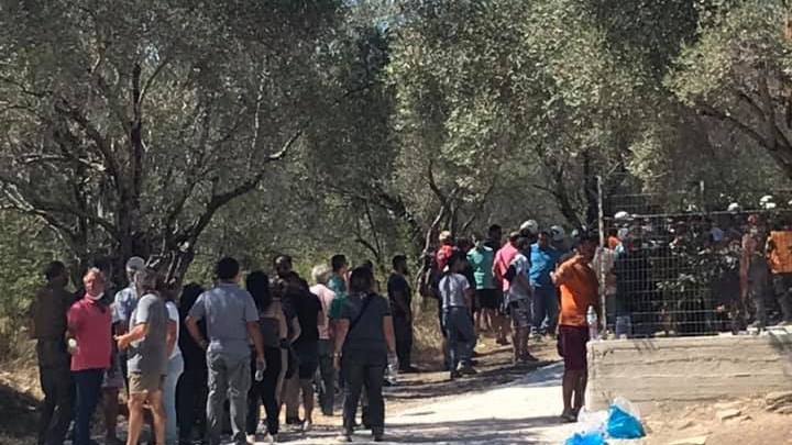 Μόρια: Σοβαρά επεισόδια κατοίκων με ΜΑΤ – ΒΙΝΤΕΟ