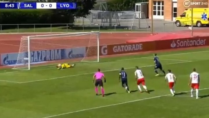 Τερματοφύλακας… αράχνη: Απέκρουσε τρεις φορές το ίδιο πέναλτι – ΒΙΝΤΕΟ