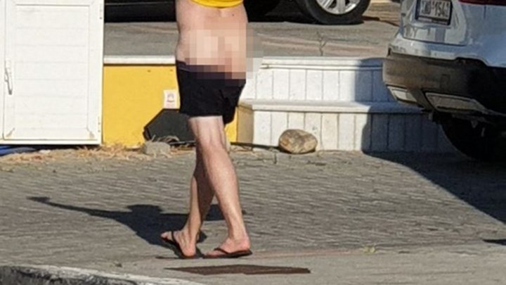 Χανιά: Τουρίστας έκανε βόλτες με κατεβασμένο το παντελόνι – ΦΩΤΟ