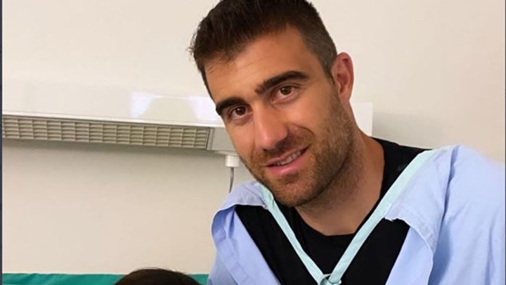 Σωκράτης Παπασταθόπουλος: Η πρώτη φωτογραφία από το μαιευτήριο με το νεογέννητο στην αγκαλιά του