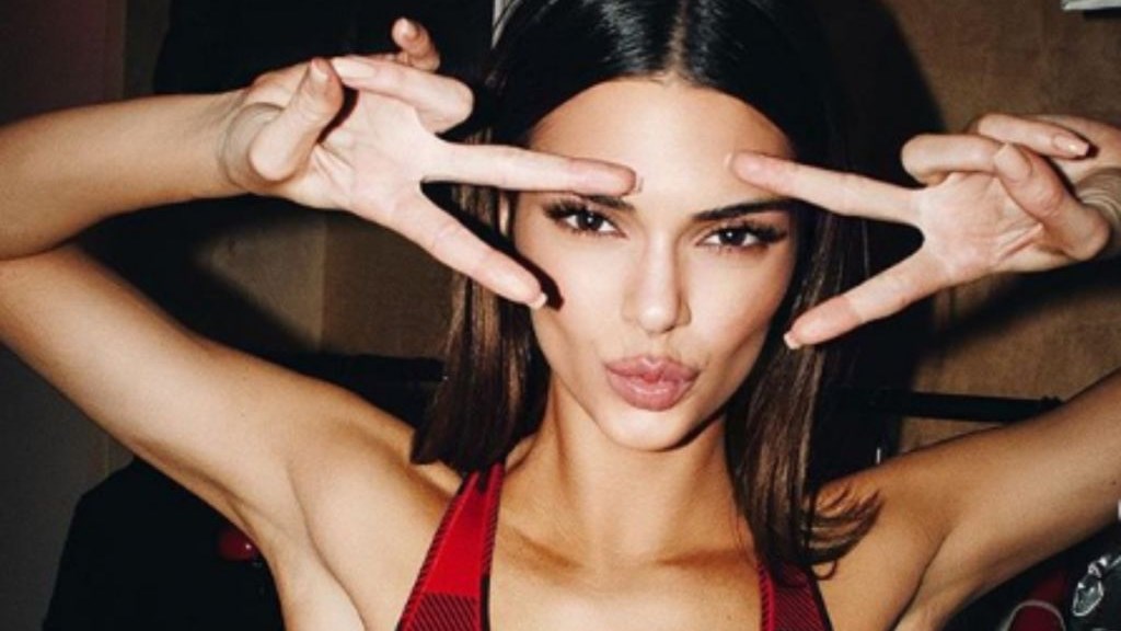 Κένταλ Τζένερ: “Καυτές” στιγμές στην παραλία με άσο του NBA – ΦΩΤΟ