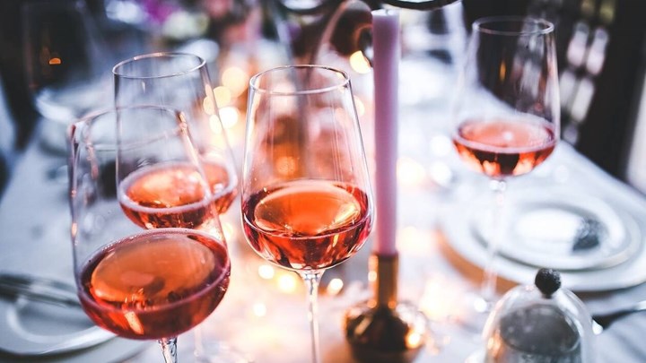 Κορονοϊός – Γλέντι αρραβώνα στον Βόλο: Σε κλειστό κύκλο και όχι με 150 άτομα υποστηρίζει η οικογένεια