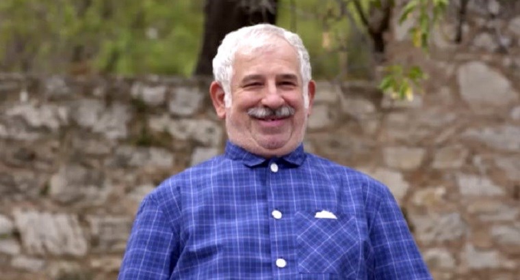 «Χαιρέτα μου τον Πλάτανο»: Η νέα σειρά του Φιλιππίδη – Η περίεργη διαθήκη κάνει το χωριό άνω -κάτω