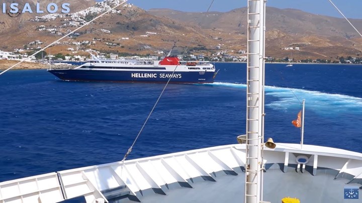 Σέριφος: Πλοία κάνουν “κόντρα” για το ποιο θα δέσει πρώτο στο λιμάνι