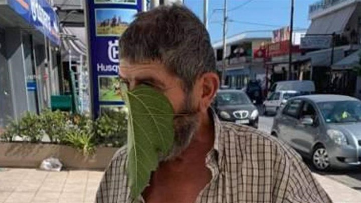 Πάτρα: Αγρότης έγινε viral – Δεν είχε μάσκα κι έκανε πατέντα με… πλατανόφυλλο – ΦΩΤΟ