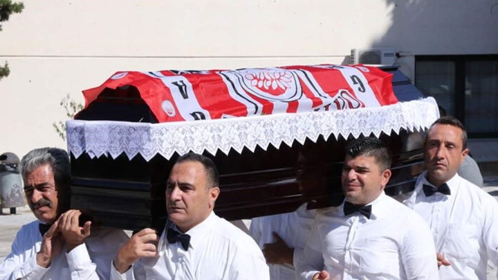 Aνδρέας Βουρλιώτης: Κηδεύτηκε με τη σημαία του Ολυμπιακού – ΦΩΤΟ