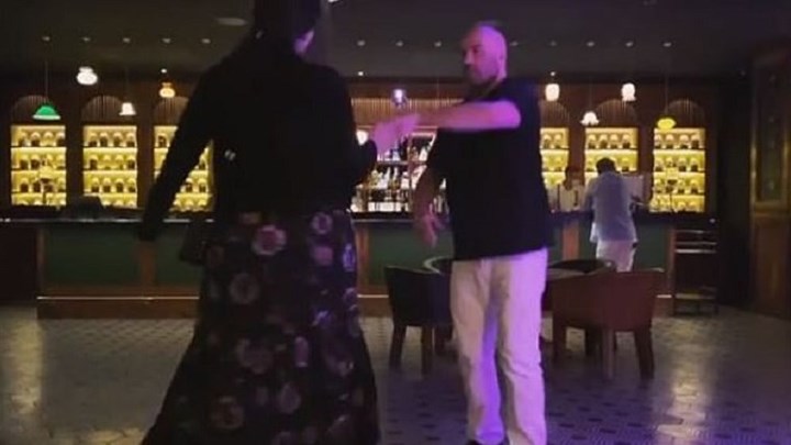 Τζον Τραβόλτα: Χορεύει με την 20χρονη κόρη του στη μνήμη της γυναίκας του το αγαπημένο της τραγούδι