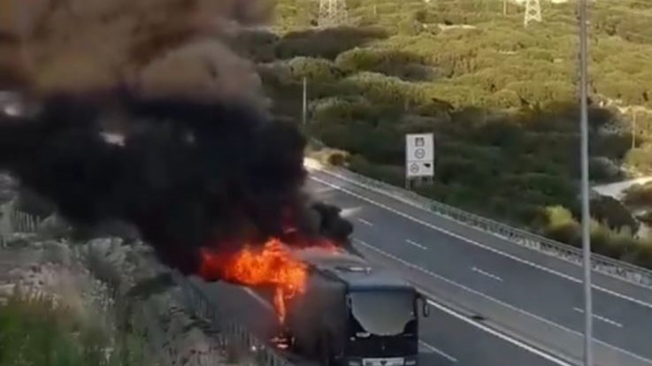 Ιόνια οδός: Φωτιά σε λεωφορείο του ΚΤΕΛ