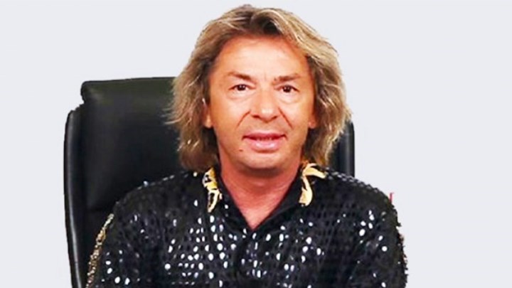 Αγνώριστος ο Νίκος Χορταρέας ως πατήρ Κυπριανός – Κάνει διακοπές στη Σύρο – ΦΩΤΟ