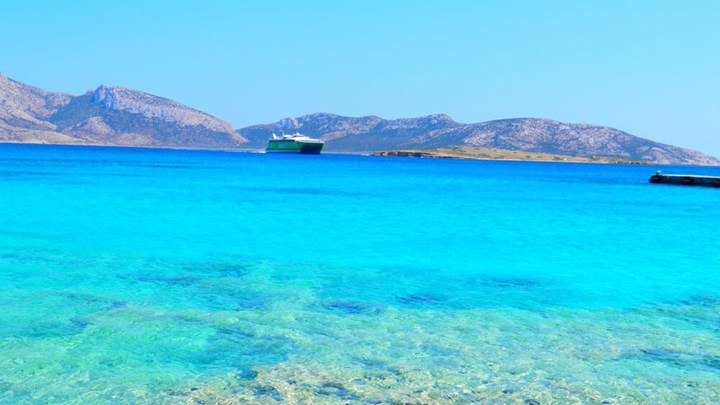 Γνωστή ηθοποιός ποζάρει topless στα Κουφονήσια – ΦΩΤΟ