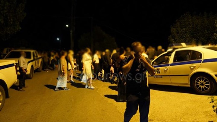 Κρήτη: Τα ΜΑΤ σε γάμο με 1.800 καλεσμένους – Η νύφη χόρευε στο δρόμο και όλοι έφευγαν με… ταπεράκια