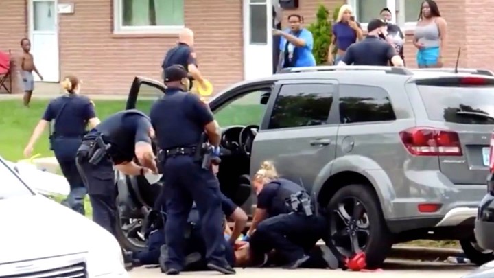 ΗΠΑ: Αστυνομικοί πυροβολούν πισώπλατα 29χρονο ενώ μπαίνει στο αυτοκίνητό του – ΒΙΝΤΕΟ – ντοκουμέντο