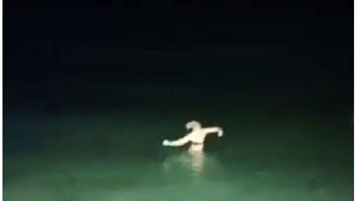 Καβάλα: Λουόμενοι χόρεψαν ζεϊμπέκικο μέσα στη θάλασσα στη συναυλία του Μακεδόνα – ΒΙΝΤΕΟ