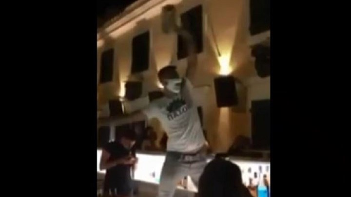 Επικό βίντεο από την Κέρκυρα – Το σόου του μπάρμαν με τον…ύμνο του ΠΑΣΟΚ